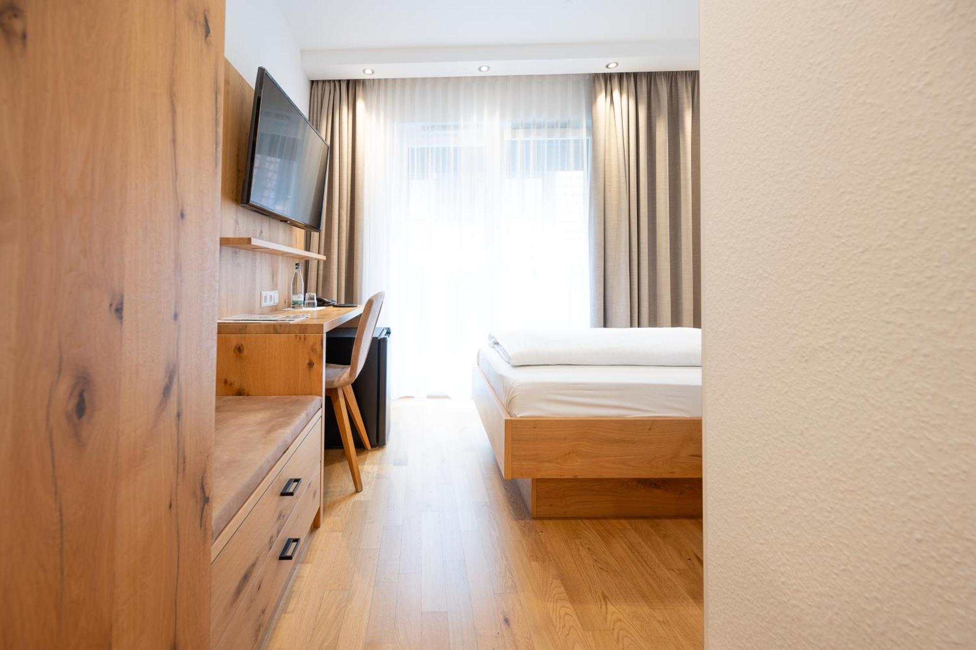 וואלדקירץ' Hotel & Gasthaus Loewen מראה חיצוני תמונה